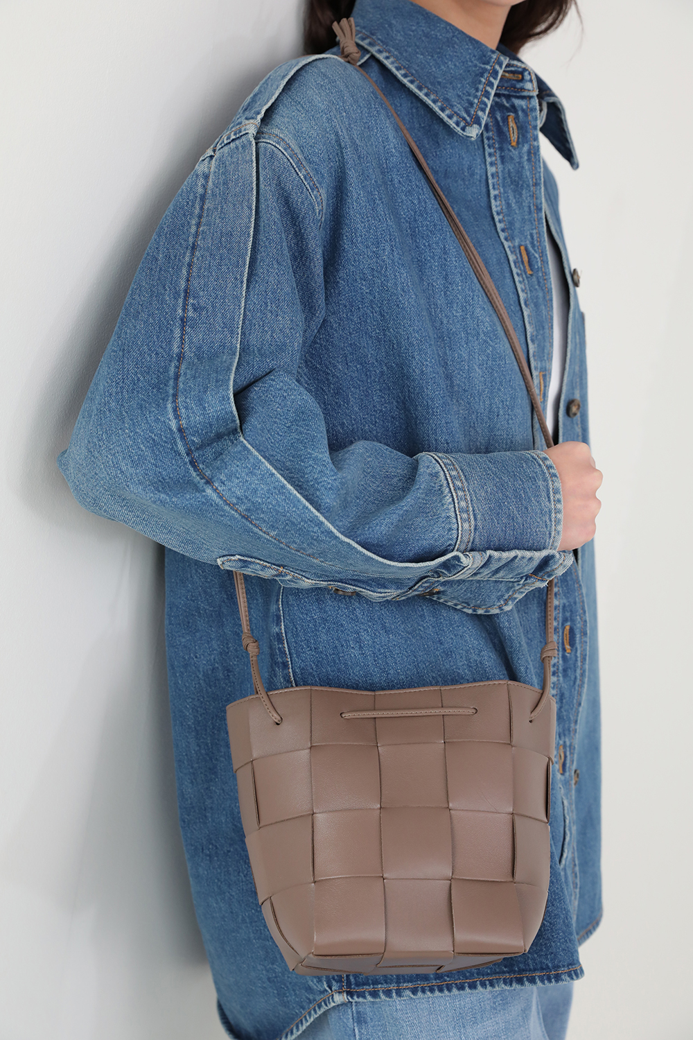 תמונת כל הלוק של תיק צד מעור BOTTEGA VENETA